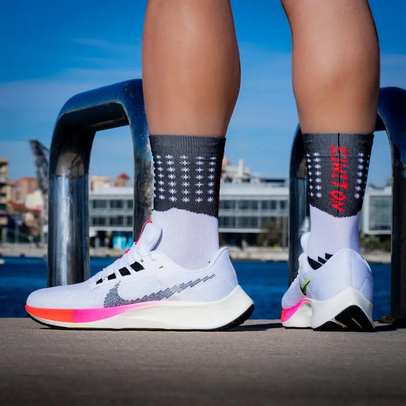 KAMUABU Calcetines "No Limits" Negro/Blanco para Running - Compresión Óptima 7 KAMUABU Calcetines "No Limits" Negro/Blanco para Running - Compresión Óptima - Imagen 5