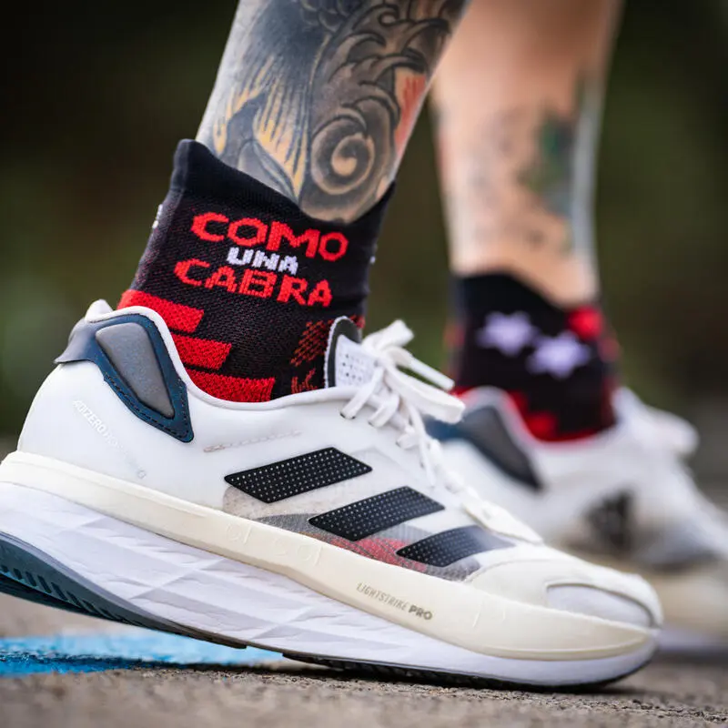 CALCETINES RUNNING TOBILLEROS #COMOUNACABRA Unisex KAMUABU Rojo/Negro - Compresión Óptima para Carreras 7 CALCETINES RUNNING TOBILLEROS #COMOUNACABRA Unisex KAMUABU Rojo/Negro - Compresión Óptima para Carreras - Imagen 5