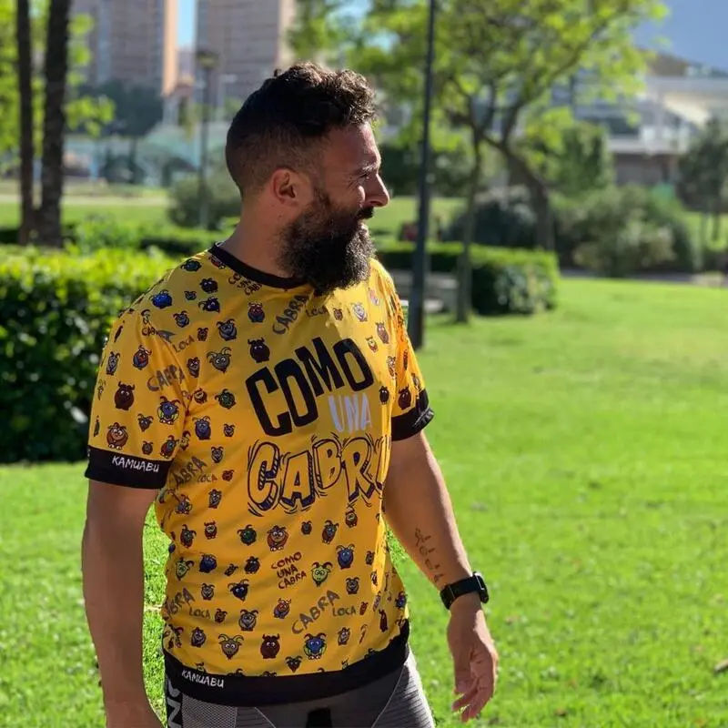 Camiseta de Running para Hombre #COMOUNACABRA - KAMUABU Amarilla 110grs 6 Camiseta de Running para Hombre #COMOUNACABRA - KAMUABU Amarilla 110grs - Imagen 4