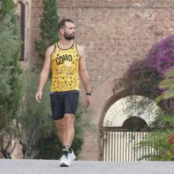 Camiseta de Running para Hombre - KAMUABU Amarilla De Tirantes #COMOUNACABRA -Running comercio camiseta de running comounacabra para hombre kamuabu amarilla de tirantes 3